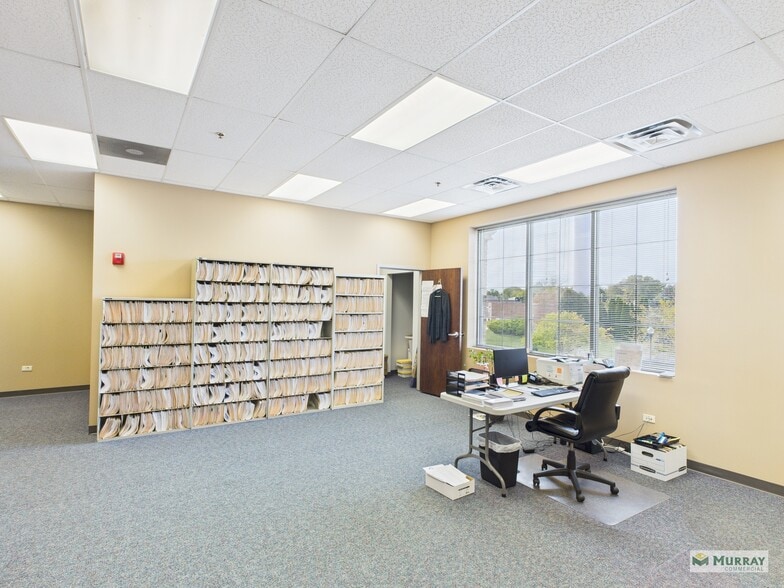 40W222 Lafox Rd, St Charles, IL for lease - Interior Photo - Image 3 of 20