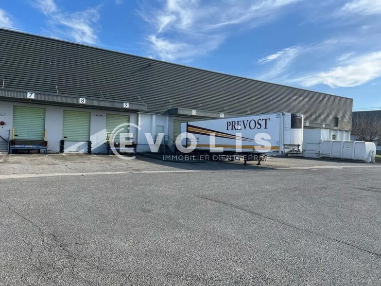 Office in Vénissieux for lease - Building Photo - Image 3 of 5