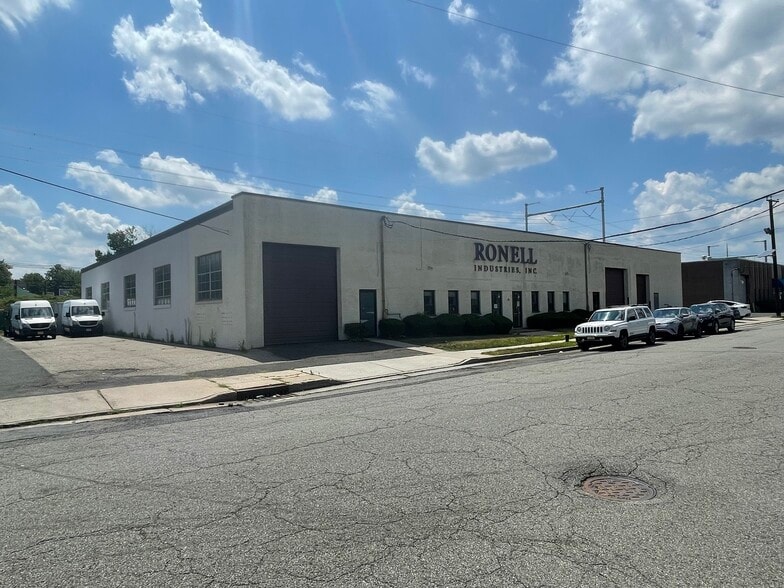300 Cox St, Roselle, NJ for lease - Building Photo - Image 1 of 6