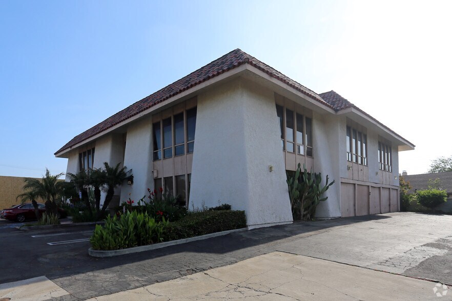 21062 Brookhurst St, Huntington Beach, CA for lease - Primary Photo - Image 1 of 9