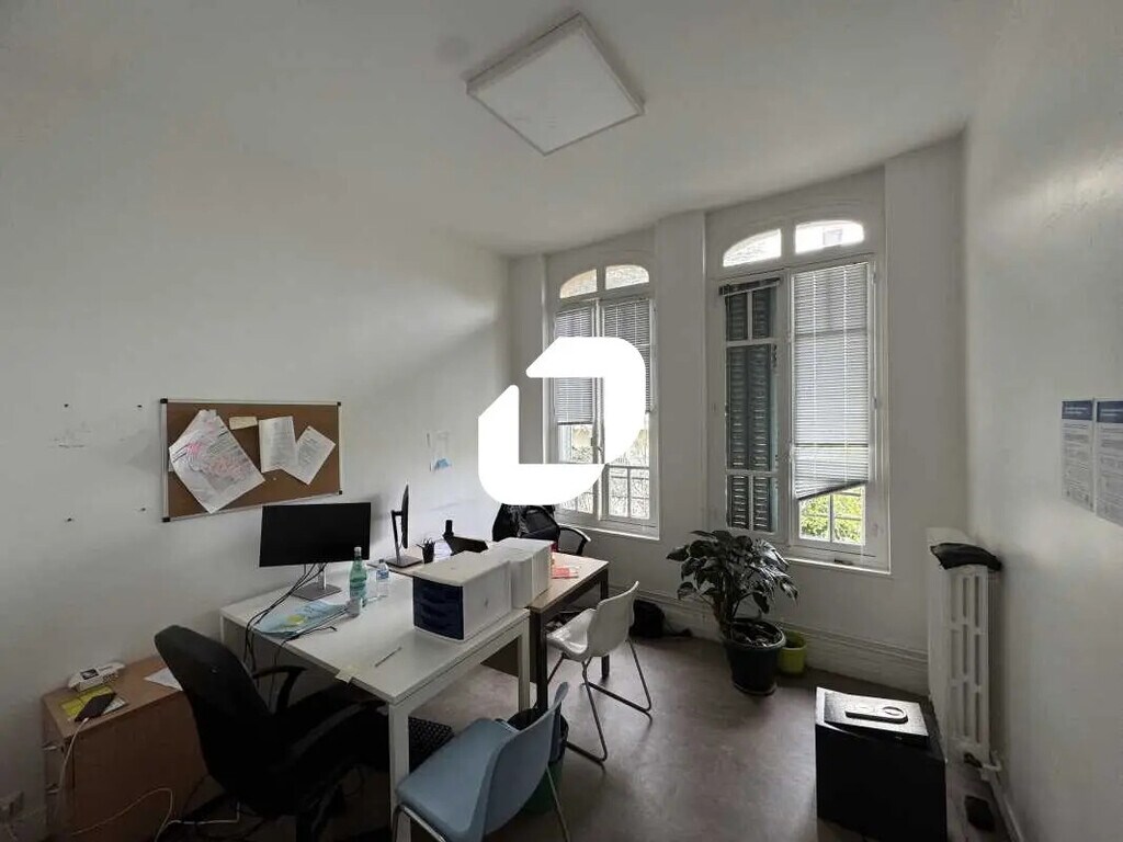 Location Bureaux 154 m² - Photo 1