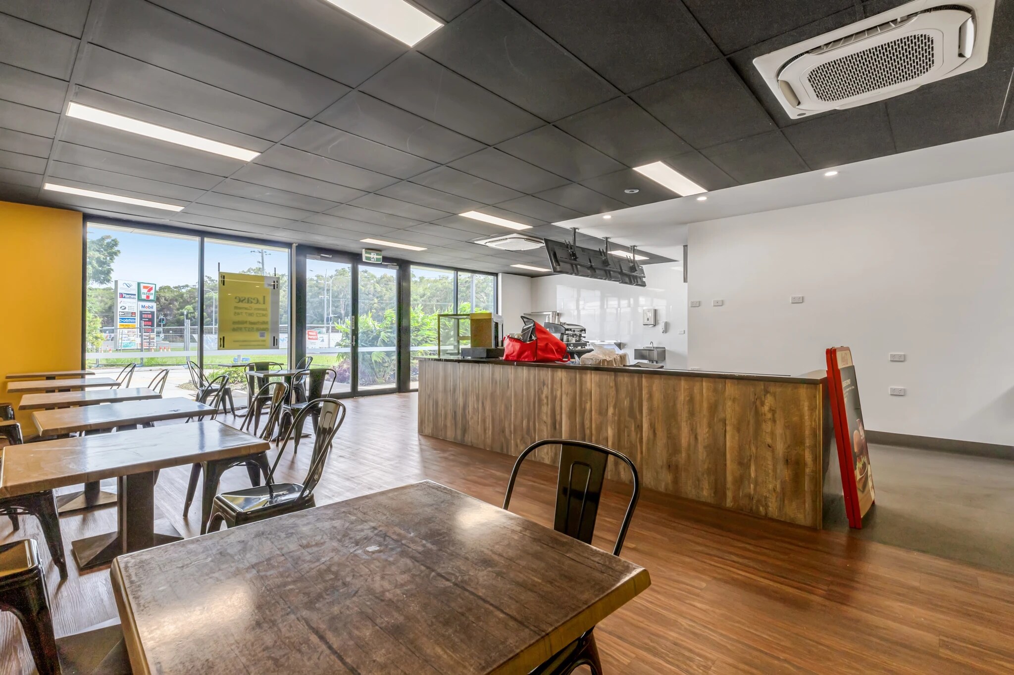 11 Spinnaker Dr, Sandstone Point for lease Interior Photo- Image 1 of 2
