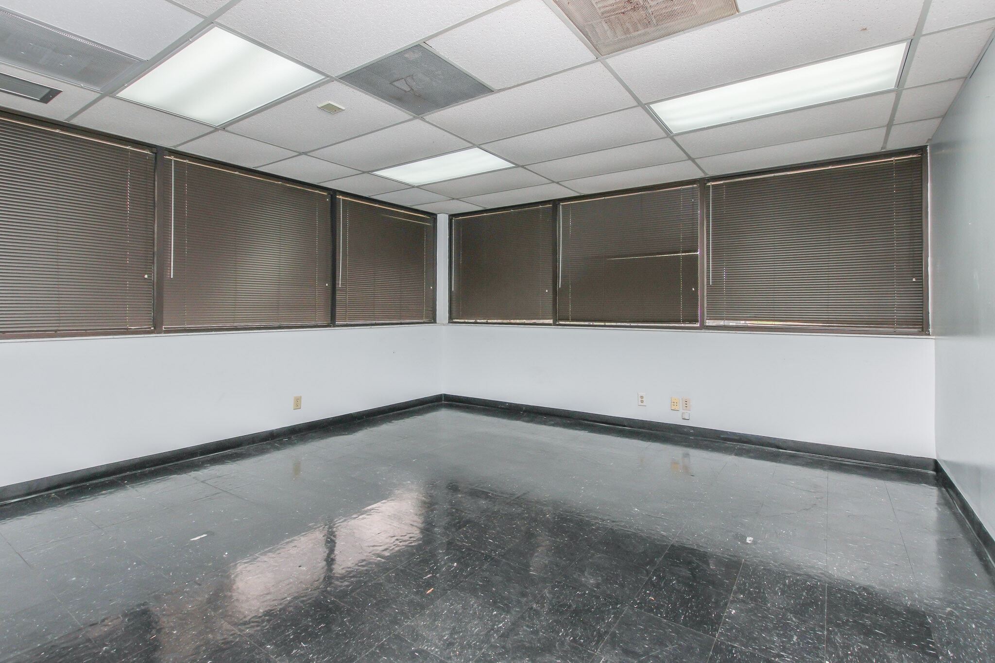 3115 NW 10th Ter, Oakland Park, FL for lease Interior Photo- Image 1 of 7