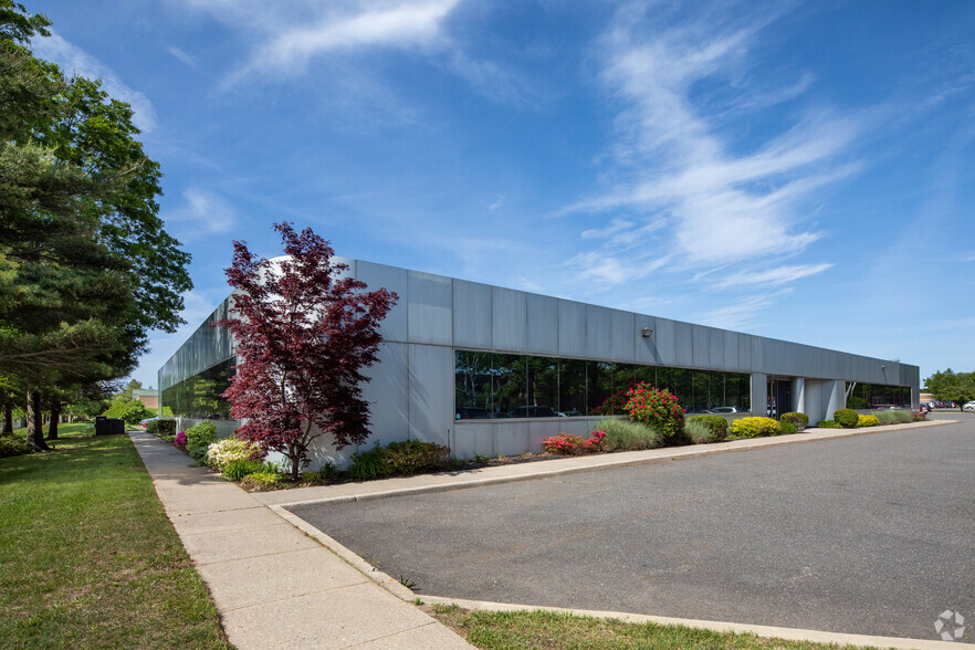 101-125 Comac St, Ronkonkoma, NY for lease - Building Photo - Image 1 of 6