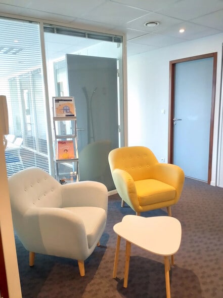 Office in Vannes for lease - Interior Photo - Image 2 of 8