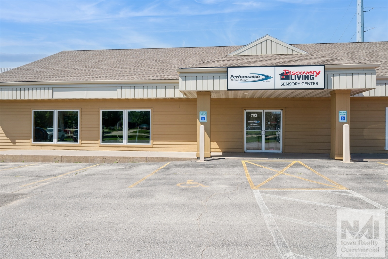 750-768 Center Point Rd, Hiawatha, IA for lease Building Photo- Image 1 of 13