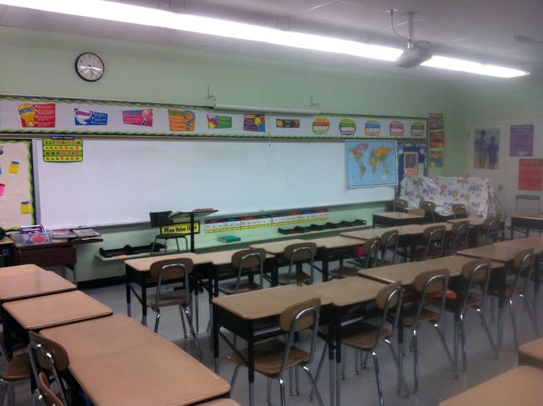 801 N Dupont Hwy, New Castle, DE for lease - Interior Photo - Image 3 of 7