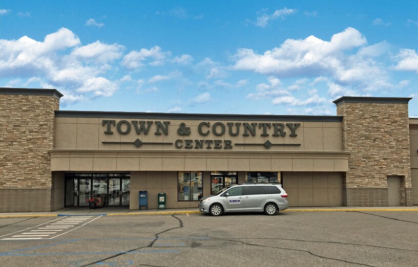 1015 S Broadway, Minot, ND 58701 Town & Country Shopping Center