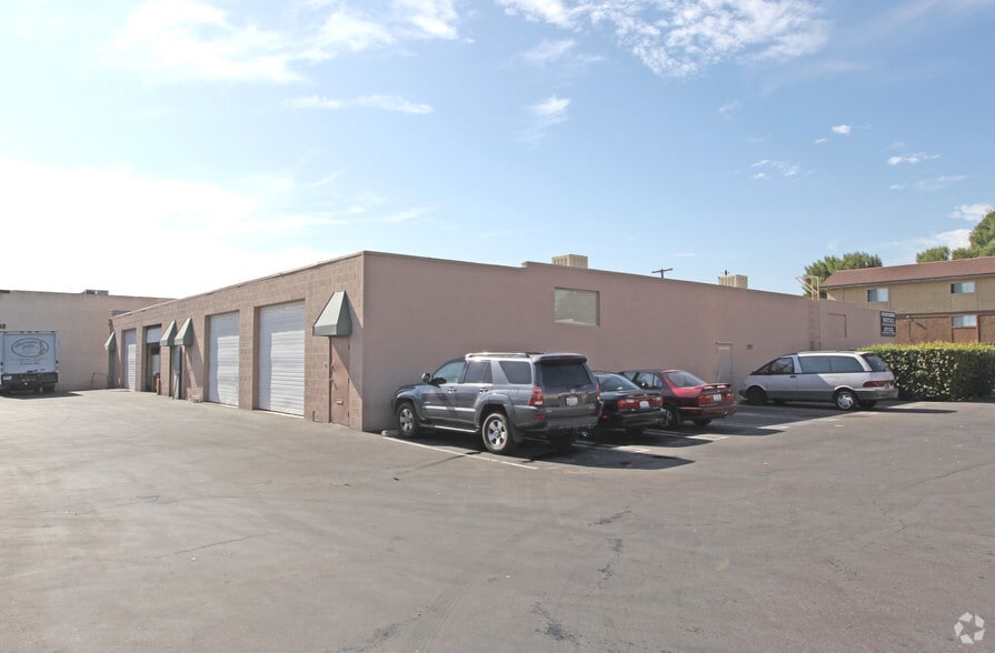 21410-21420 Chase St, Canoga Park, CA for lease - Primary Photo - Image 1 of 8