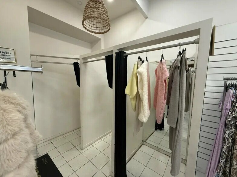 Retail in Nice for lease - Interior Photo - Image 3 of 4