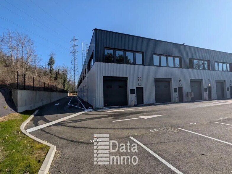 Industrial in Neuilly-Plaisance for lease - Building Photo - Image 3 of 8