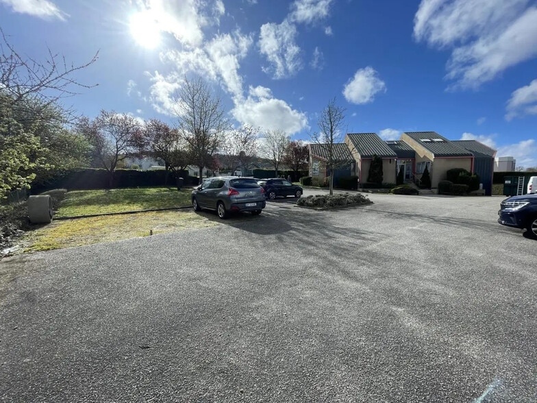 Flex in Linas for sale - Building Photo - Image 1 of 14