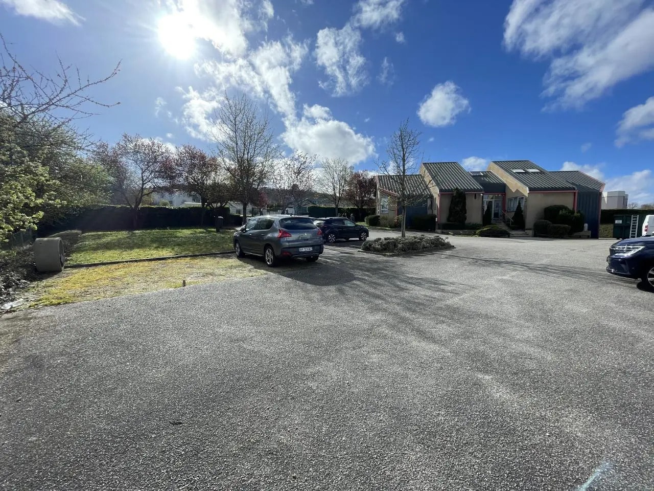 Flex in Linas for sale Building Photo- Image 1 of 15