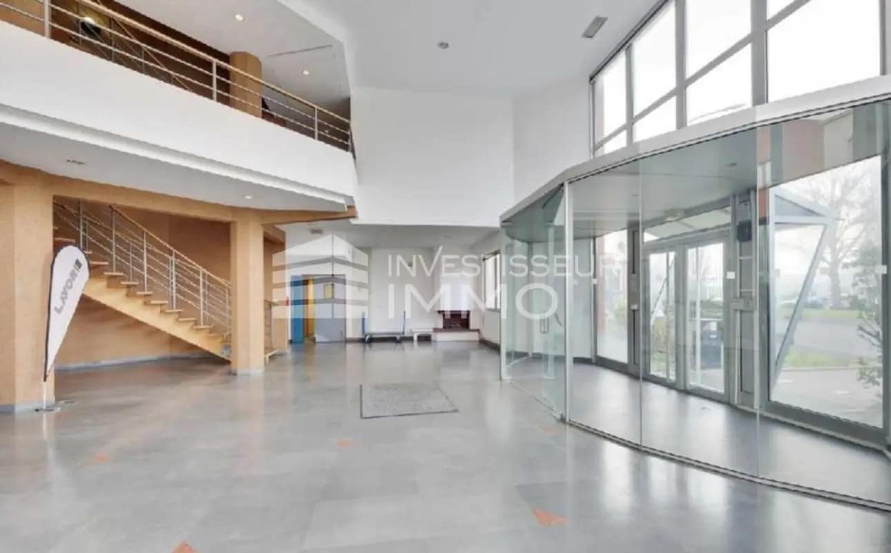 Office in La Courneuve for lease Lobby- Image 1 of 7