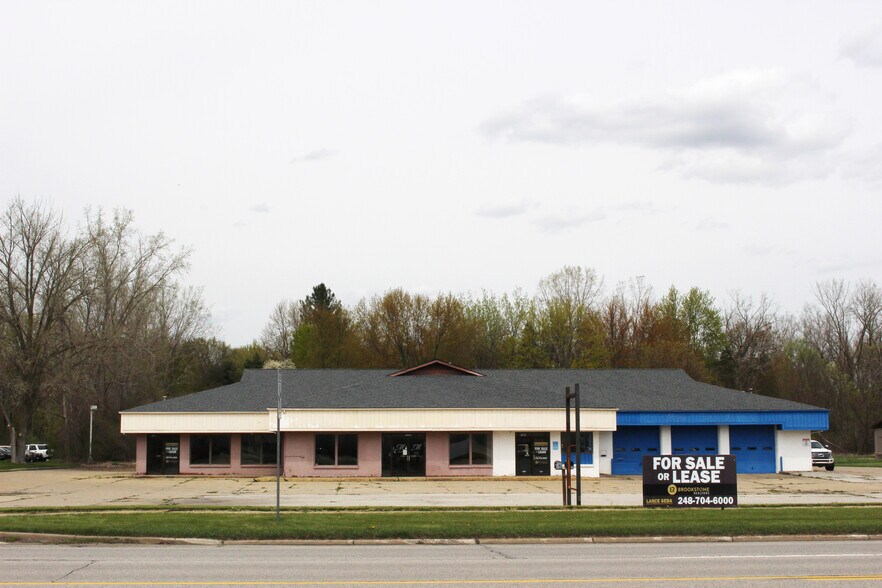 7492 Gratiot Rd, Saginaw, MI 48609