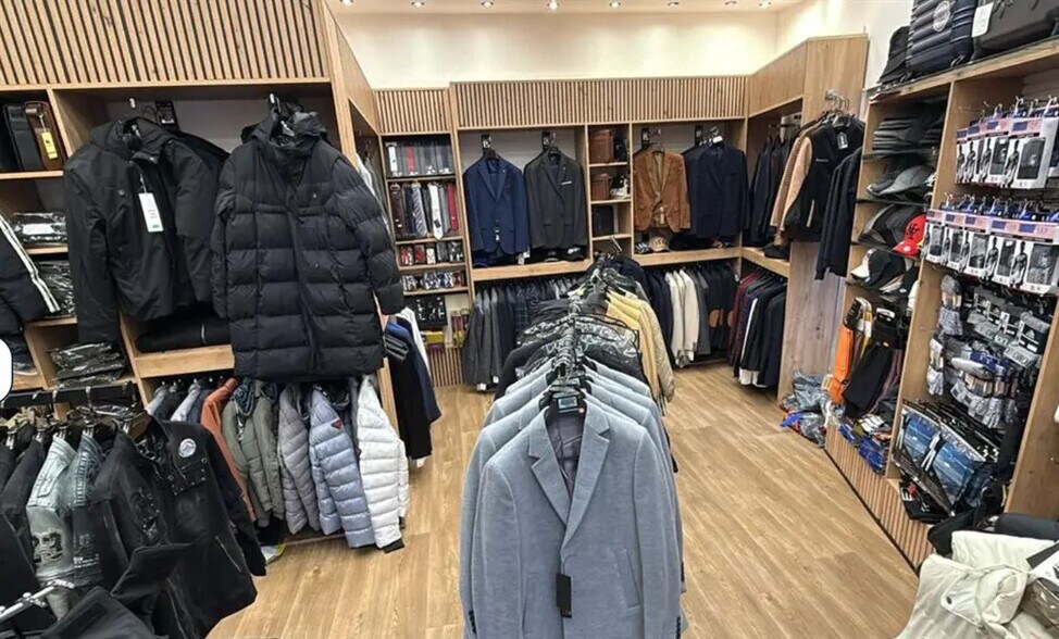 Retail in Paris for lease - Interior Photo - Image 3 of 3