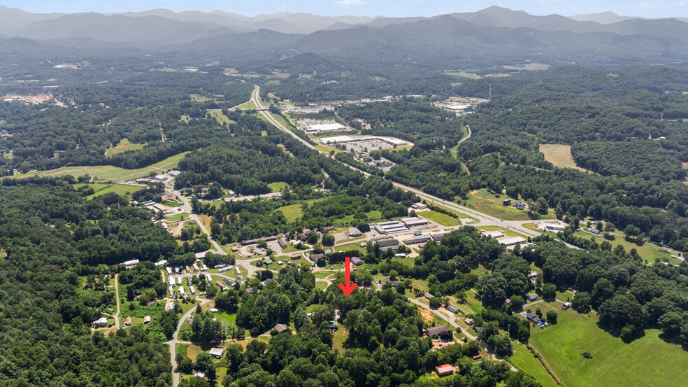 1689 Old Murphy Rd, Franklin, NC for sale - Building Photo - Image 2 of 33