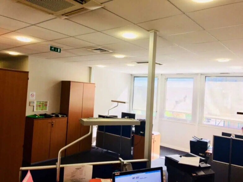 Office in Apremont for lease - Interior Photo - Image 2 of 4