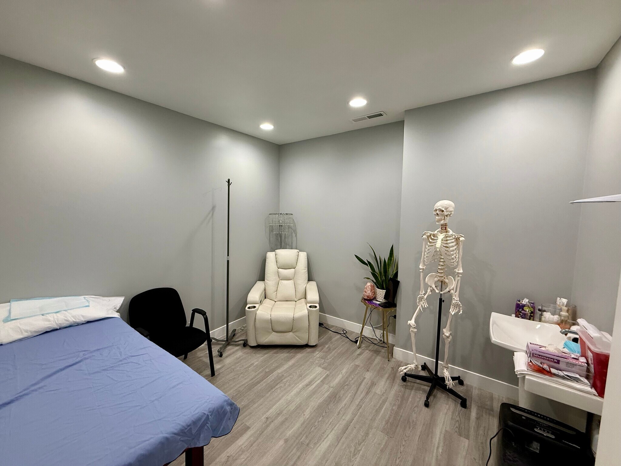 4698 S Highland Dr, Salt Lake City, UT for lease Interior Photo- Image 1 of 5