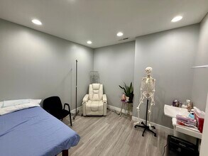 4698 S Highland Dr, Salt Lake City, UT for lease Interior Photo- Image 1 of 5