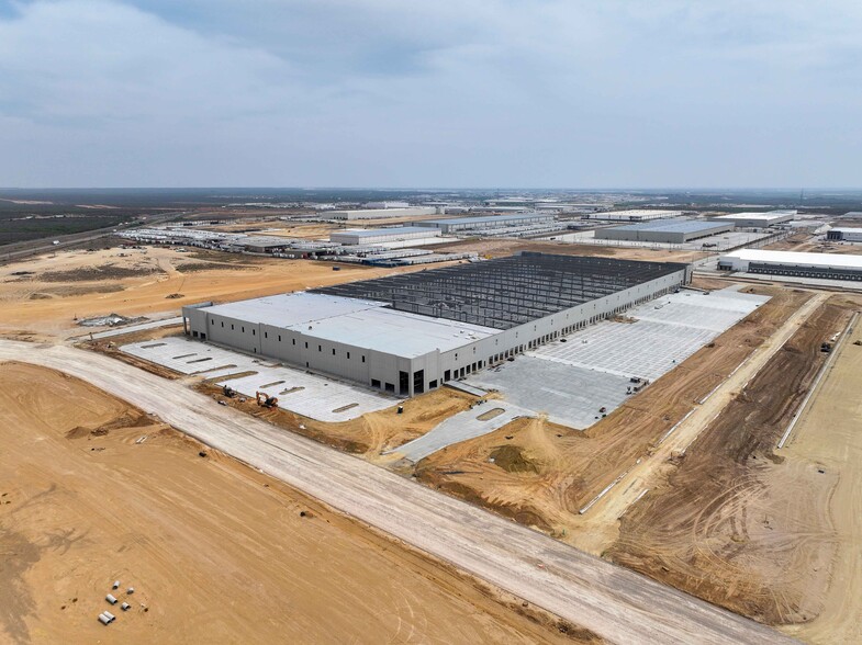 Pinnacle Logistics Center, Laredo, TX for lease - Building Photo - Image 2 of 4