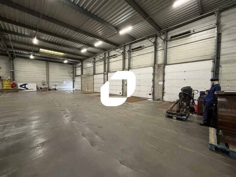 Flex in Égly for lease - Interior Photo - Image 3 of 17