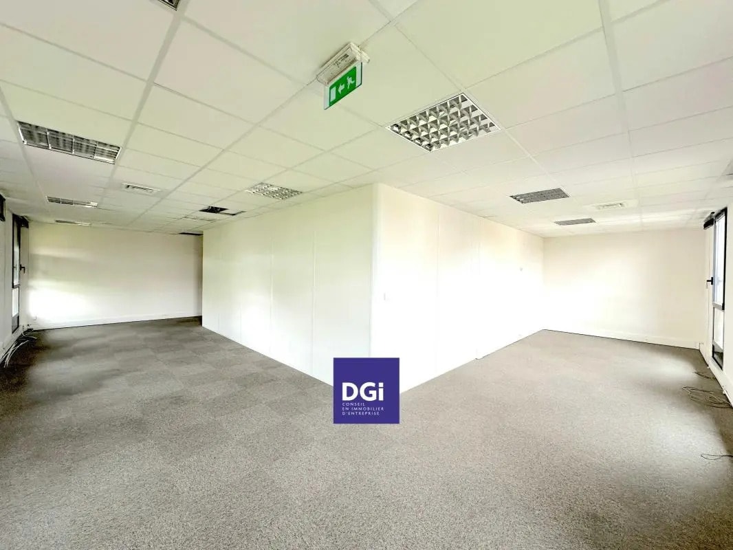 Office in Nîmes for lease Interior Photo- Image 1 of 5