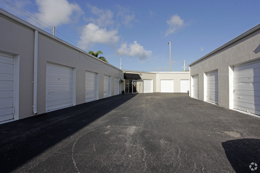 4500-4560 N Dixie Hwy, Oakland Park, FL for lease - Building Photo - Image 3 of 14