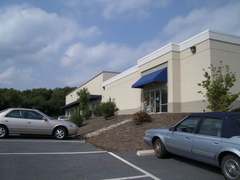 310 Stoke Park Rd, Bethlehem, PA for lease - Building Photo - Image 2 of 4