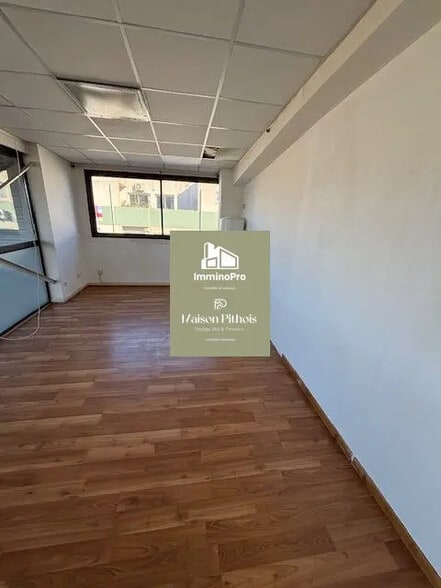 Office in Six-Fours-les-Plages for lease - Interior Photo - Image 2 of 3