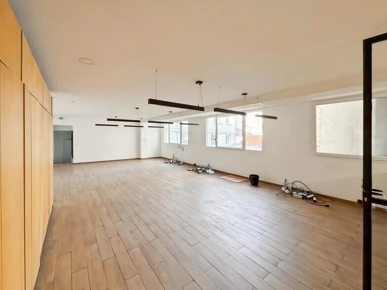 Office in Paris for lease - Building Photo - Image 1 of 6