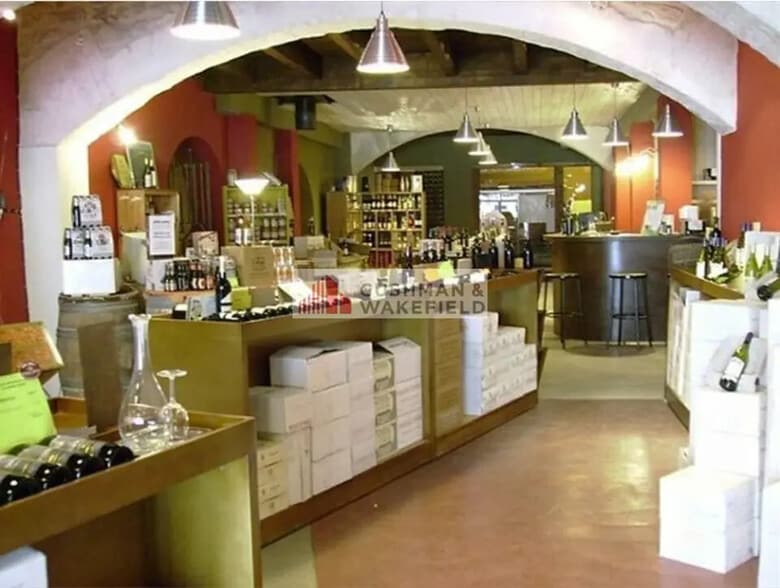 Retail in Nîmes for lease - Interior Photo - Image 1 of 3