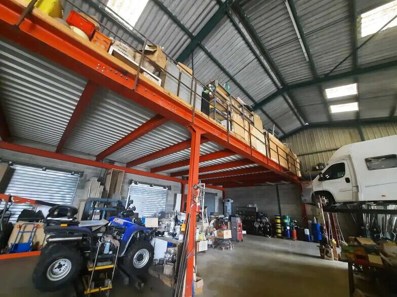 Flex in MARCILLY-D'AZERGUES for lease - Interior Photo - Image 3 of 11