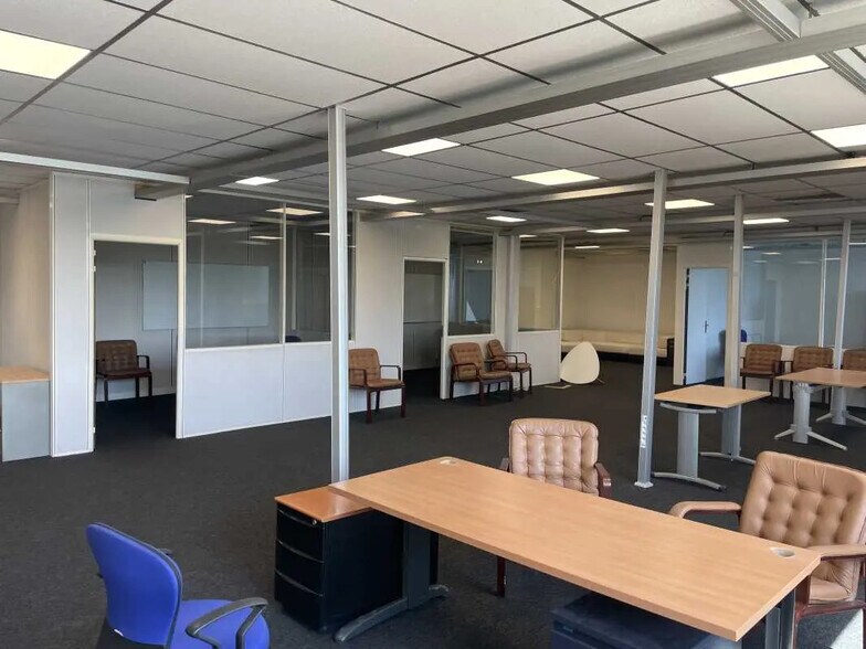 Office in Senlis for lease - Interior Photo - Image 3 of 5