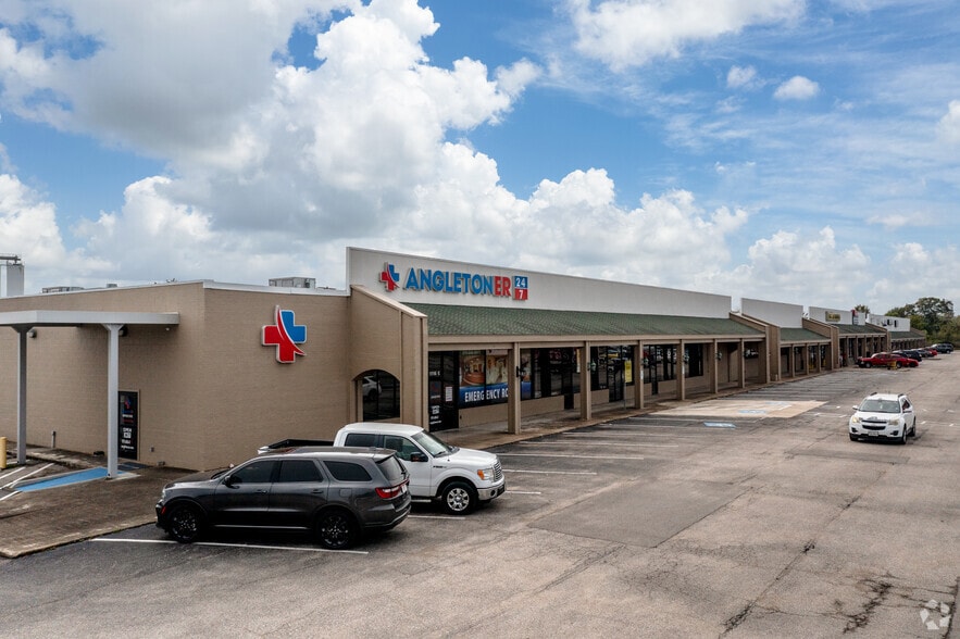 1100-1116 E Mulberry St, Angleton, TX for lease - Building Photo - Image 2 of 6
