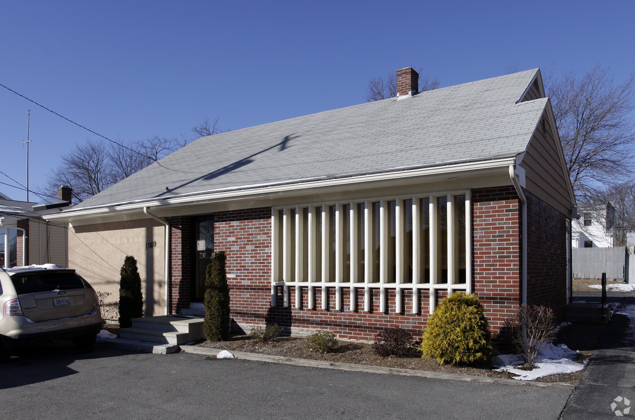 1009 Reservoir Ave, Cranston, RI for sale Primary Photo- Image 1 of 1