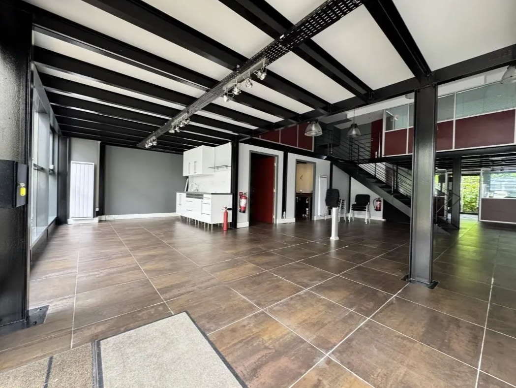 Office in Ivry-sur-Seine for lease Interior Photo- Image 1 of 7