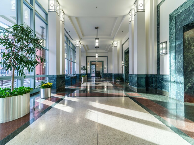 350 N LaSalle St, Chicago, IL for lease - Interior Photo - Image 2 of 5