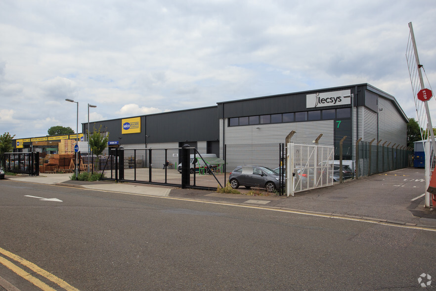 Davis Rd, Chessington for lease - Primary Photo - Image 1 of 4