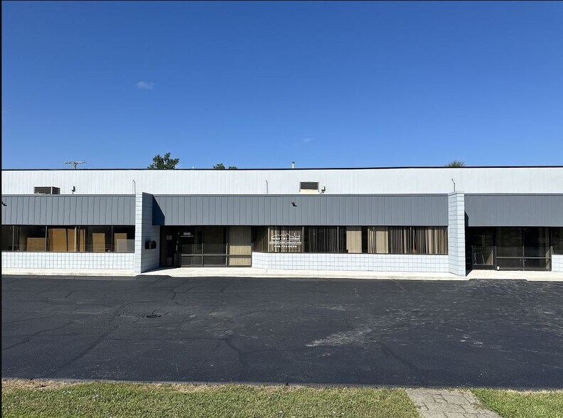 29425-29445 Wall St, Wixom, MI for lease - Building Photo - Image 1 of 2