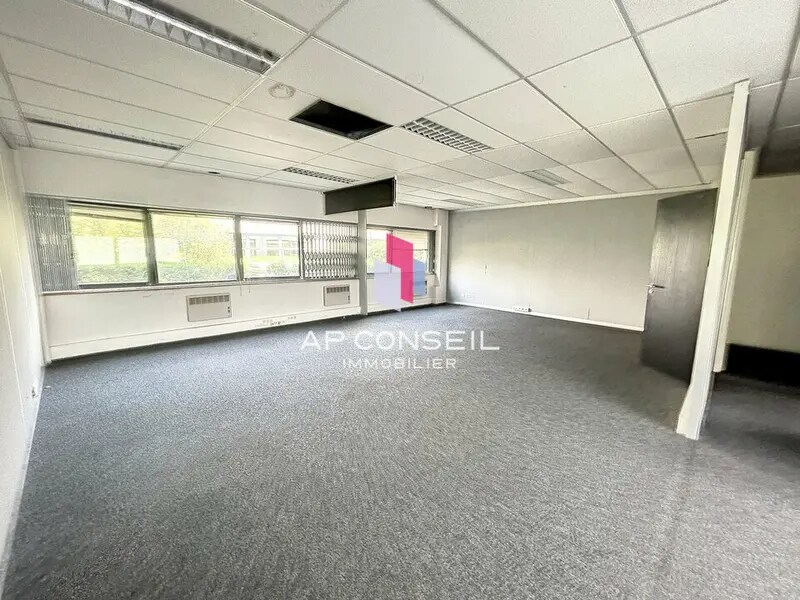 Office in Plaisir for lease Interior Photo- Image 1 of 4