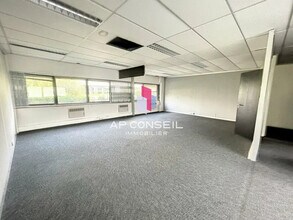 Office in Plaisir for lease Interior Photo- Image 1 of 4