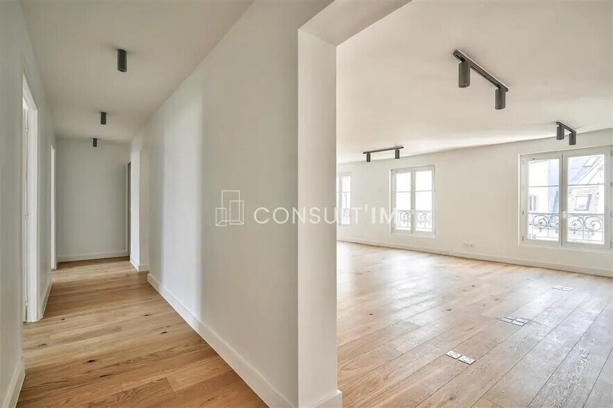 Office in Paris for lease - Building Photo - Image 2 of 9