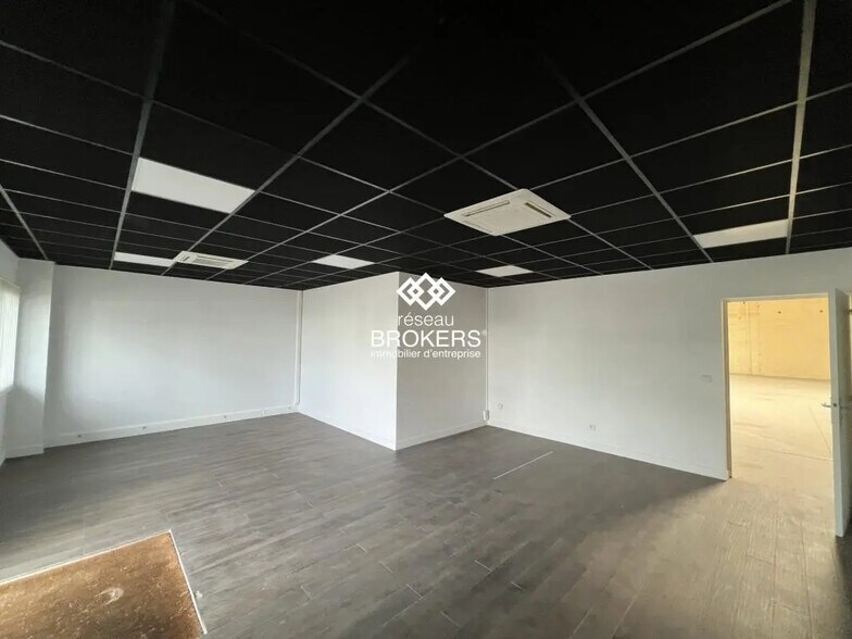 Retail in Les Ulis for lease - Interior Photo - Image 2 of 9