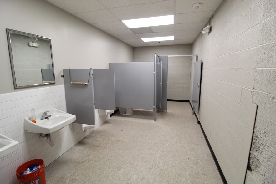 9700 E 56th St, Raytown, MO for lease - Interior Photo - Image 3 of 12