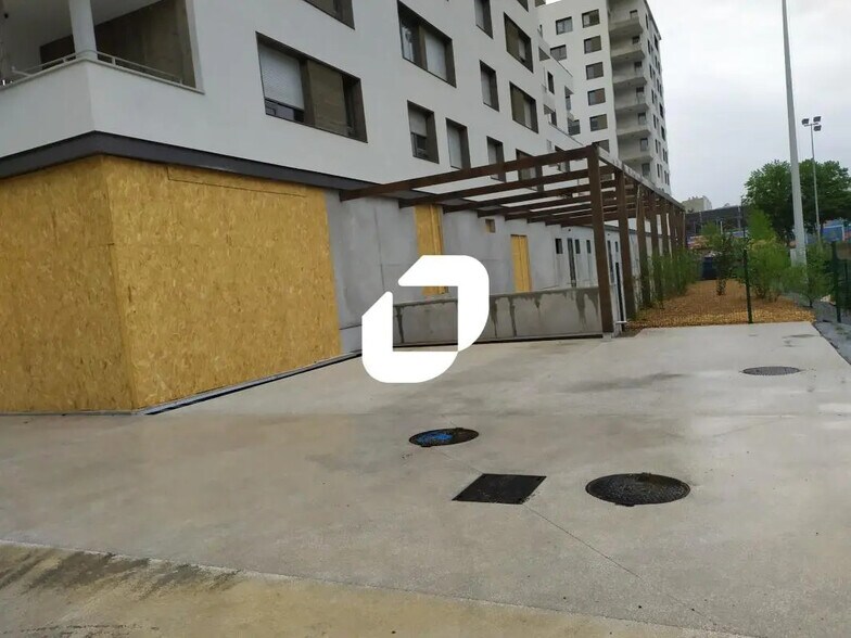 Retail in Le Pont-de-Claix for lease - Building Photo - Image 3 of 12