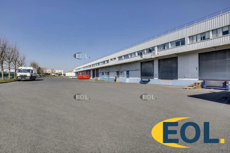 Industrial in Goussainville for lease - Building Photo - Image 2 of 16