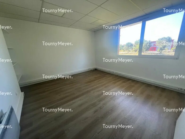 Office in Bayonne for lease - Interior Photo - Image 2 of 18