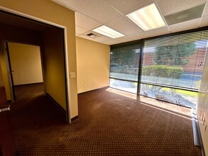 5558 California Ave, Bakersfield, CA for lease Interior Photo- Image 2 of 7