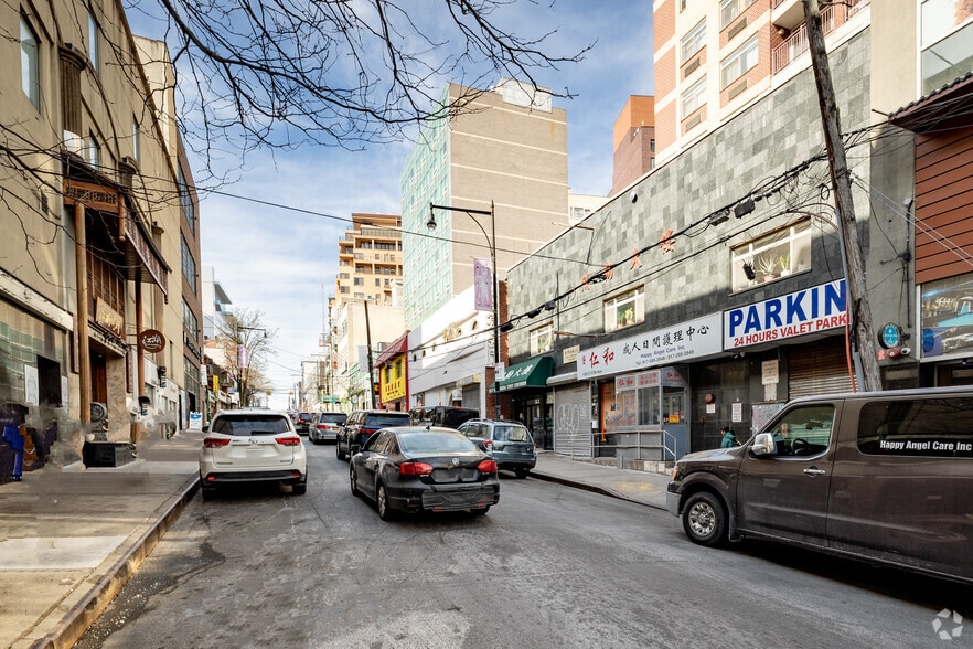 13537 37th Ave, Flushing, NY for sale - Building Photo - Image 3 of 8